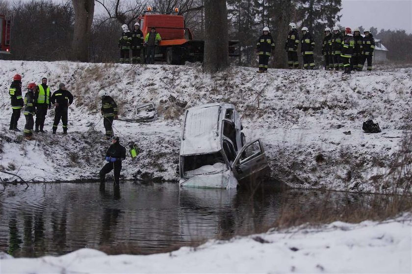 Auto wpadło do stawu. 4 osoby nie żyją!