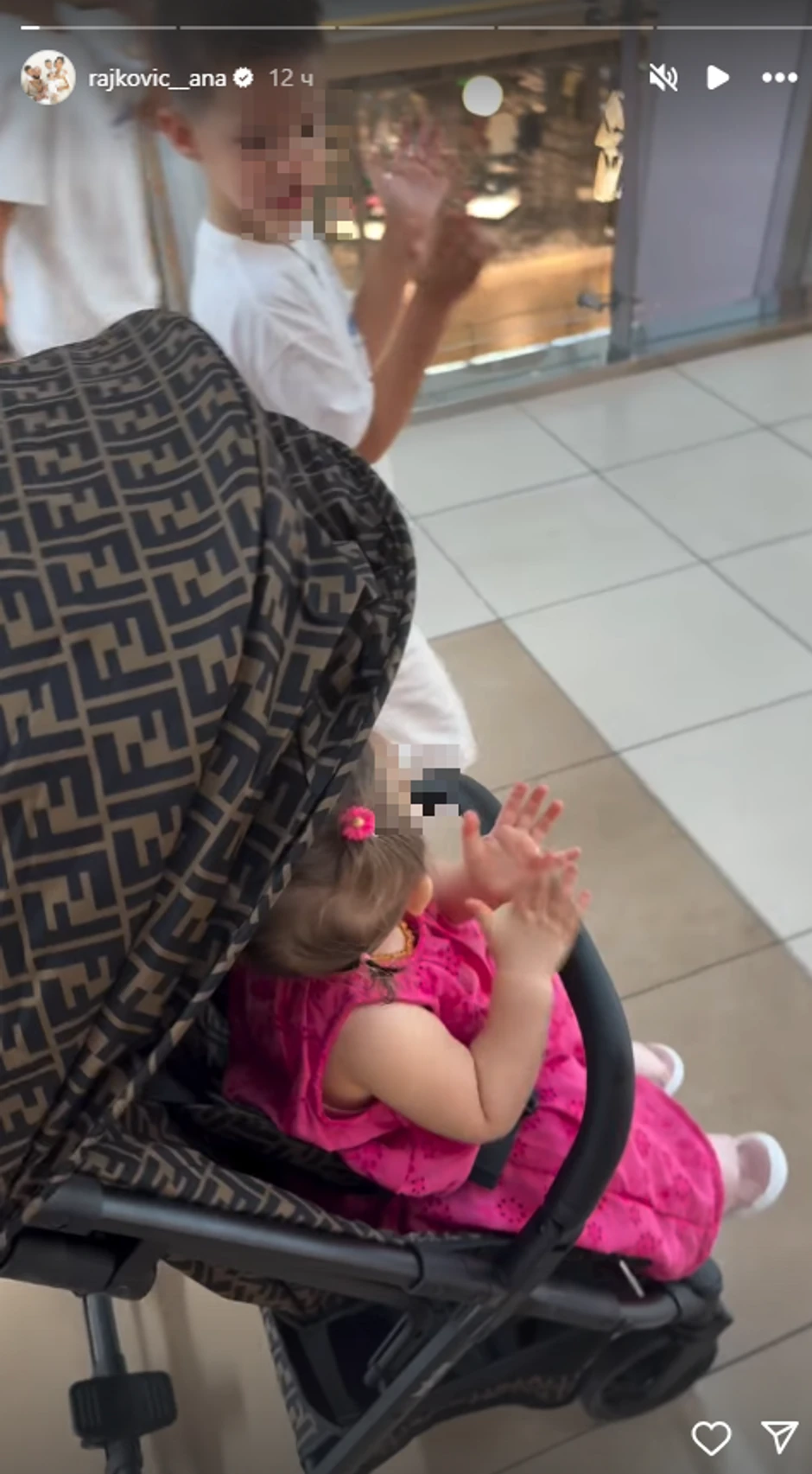 Dečica zabavljaju sestru