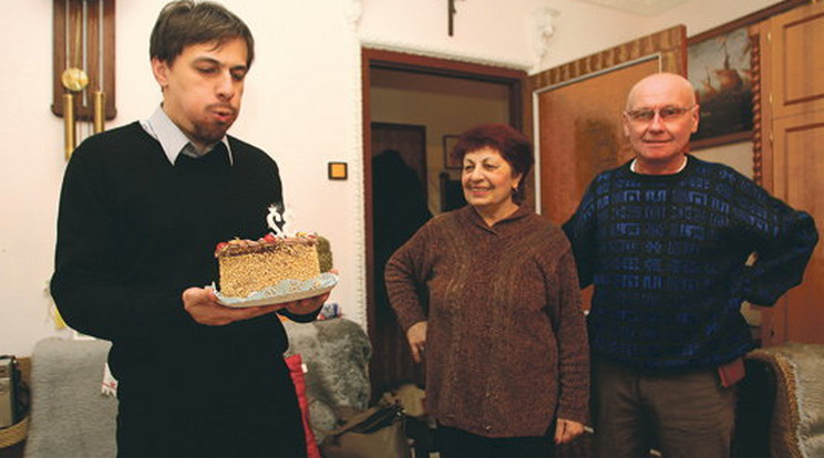 Boldog szülinapot! Tabáni István a Blikktől kapott tortán fújja el a gyertyát. Fotók: Simon Judit