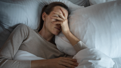 Wybudzasz się w środku nocy? Tego nie rób pod żadnym pozorem. Lekarz ostrzega