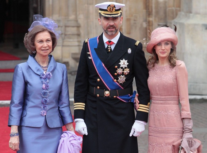 Królowa Hiszpanii Sofia postawiła na odcień chabrowy, natomiast jej synowa, księżna Letizia, na pudrowy róż