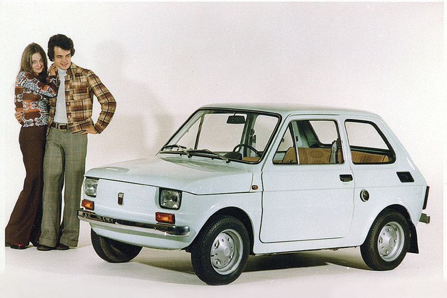 Polski Fiat 126p ze śląskich fabryk miał pomarańczowe przednie kierunkowskazy i pionowe biało-czerwone logo.