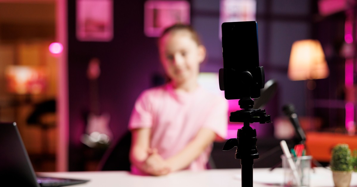 Rodzice zarabiają na dzieciach. "Mają 12 i 8 lat. Odwalają po półtora etatu influencerskiej roboty"