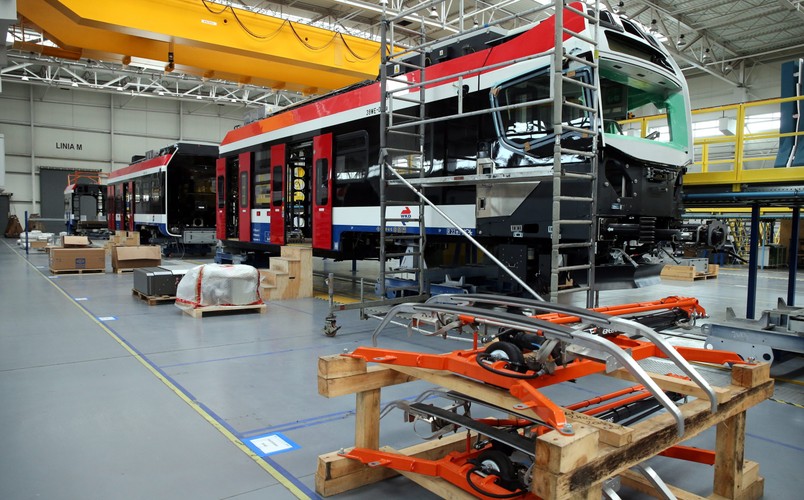 Newag uczestniczy też w postępowaniu o udzielenia zamówienia publicznego prowadzonego przez region Sycylii. W postępowaniu tym oferta spółki znajduje się na drugiej pozycji. Przedmiotem postępowania jest dostawa 5 czteroczłonowych elektrycznych zespołów trakcyjnych.


 <br><br>  fot. (ukit) PAP/Grzegorz Momot