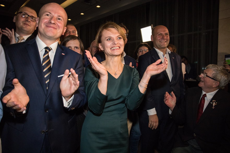 2019 r., wieczór wyborczy w poznańskim PiS. Od lewej Bartłomiej Wróblewski, Jadwiga Emilewicz i Szymon Szynkowski vel Sęk