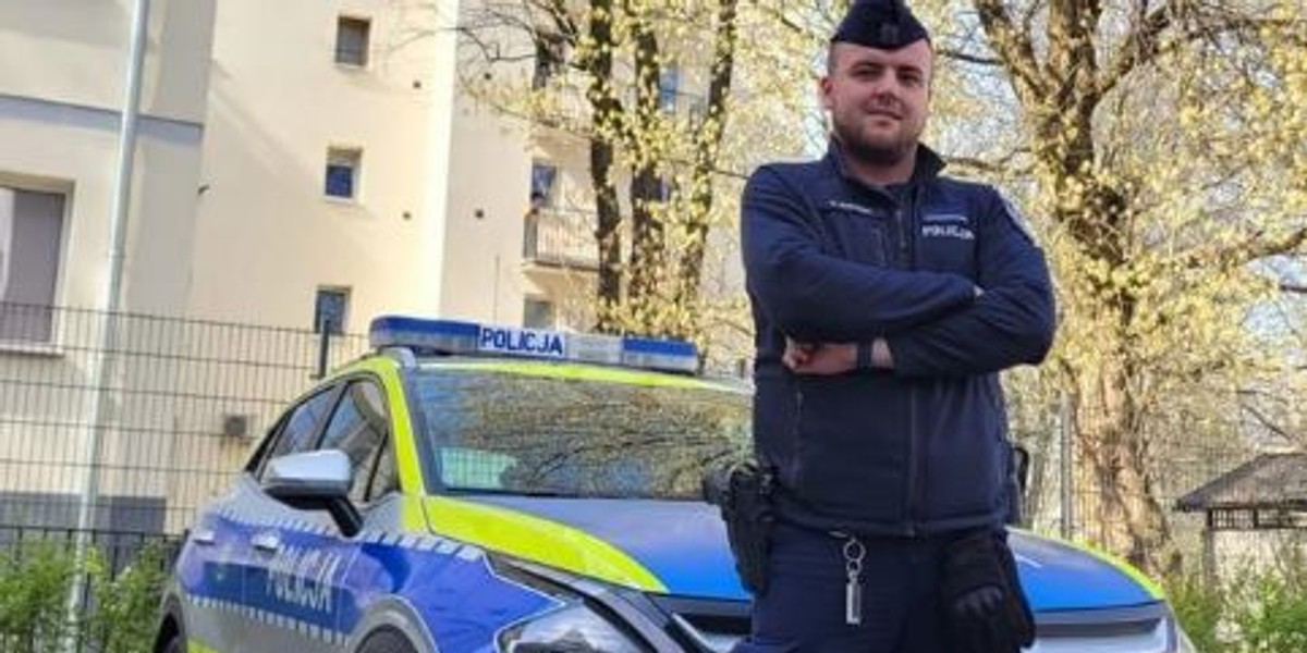 Policjant zatrzymał pijanego kierowcę. 