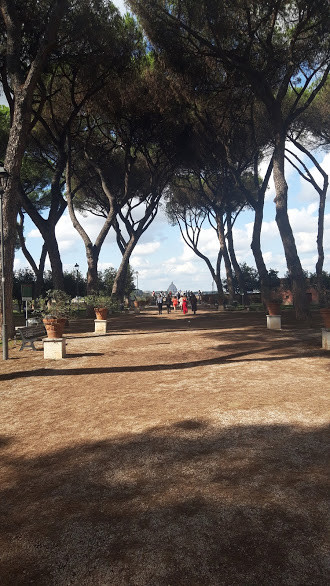 Giardino degli Aranci to jeden z lepszych punktów widokowych w Rzymie. Znajduje się na wzniesieniu w okolicy Circus Maximus