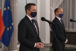 Trzaskowski i Budka wzywają Morawieckiego, by przeprosił Polaków. 'Centymetry od katastrofy'