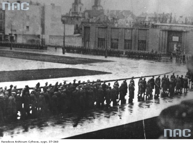 Pogrzeb generała SS Franza Kutschery. Kondukt żałobny na Placu Piłsudskiego