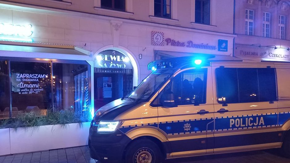 Akcja policjantów przed wrocławskim klubem nocnym