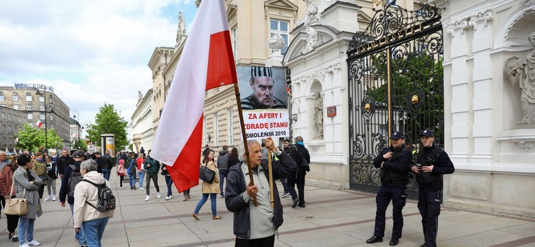 Zwolennicy i przeciwnicy Tuska starli się przed UW na transparenty i okrzyki. Obie grupy rodzieliła policja