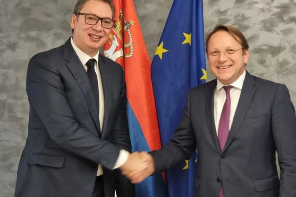 Vučić se sastao sa evropskim komesarom za proširenje Varhejijem