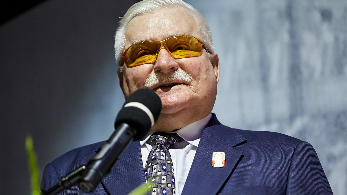 Lech Wałęsa na swoim koncie na Facebooku napisał, że wyznacza 250 tys. zł nagrody dla osoby, która brała udział w prowokacji "wrabiającej" go w agenturalną działalność i dostarczy dowody wykazujące, kto za tym stoi.