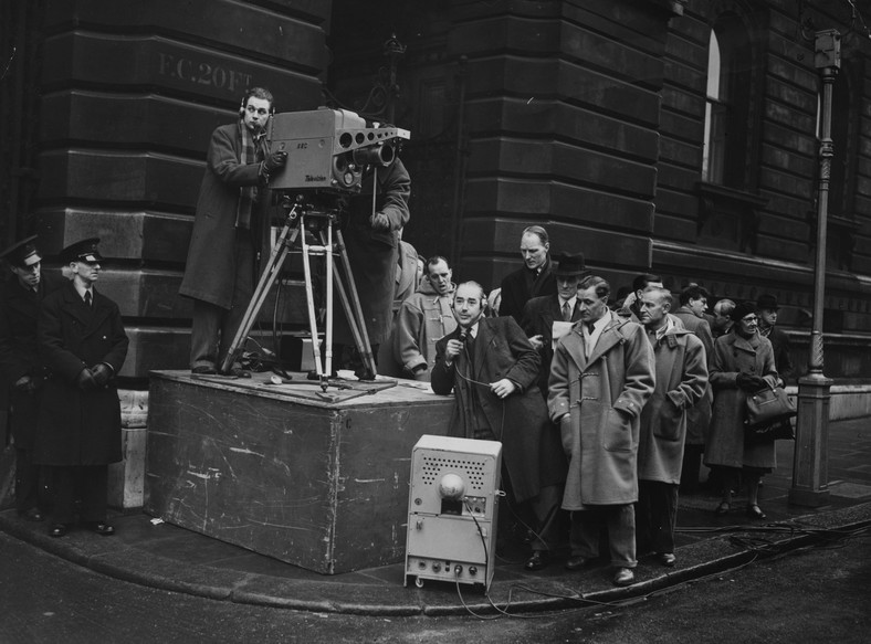 Ekipa BBC czeka na przyjazd premiera na Downing Street, 1951 r.