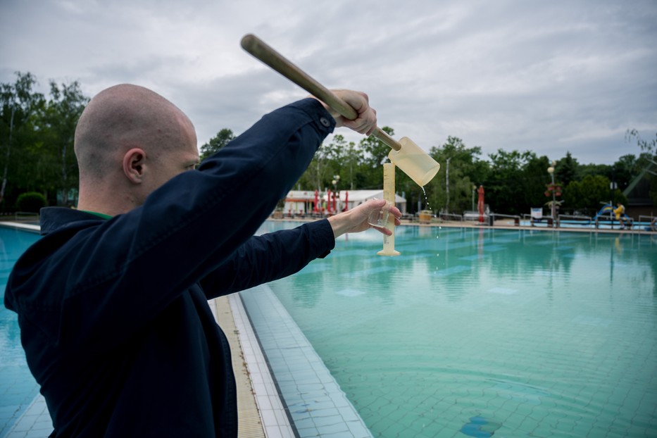 Ha az ellenőrökön múlik,a harkányi fürdőben sem fenyeget senkit semmilyen veszély /Fotó: MTI Sóki Tamás