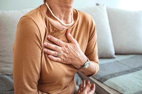 Mellkasi szúró érzés: infarktus, reflux vagy izomhúzódás okozza? Így döntheti el