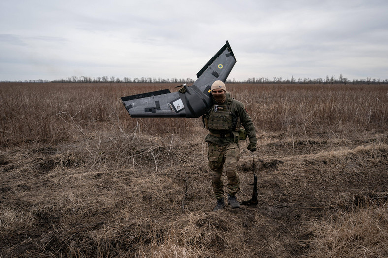 Ukraiński żołnierz z dronem zwiadowczym Valkyrie w obwodzie donieckim,  3 marca 2024 r.