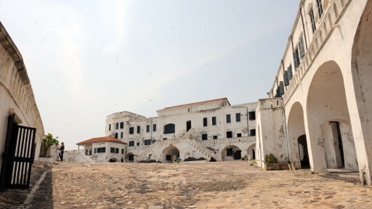 Zamek Cape Coast przypomina o jednym z najbardziej ponurych rozdziałów afrykańskiej historii. To w lochach tej budowli przetrzymywano niewolników przed podróżą przez ocean. Przez osławione "drzwi bez powrotu" przeszły miliony osób, które miały budować dobrobyt Nowego Świata.