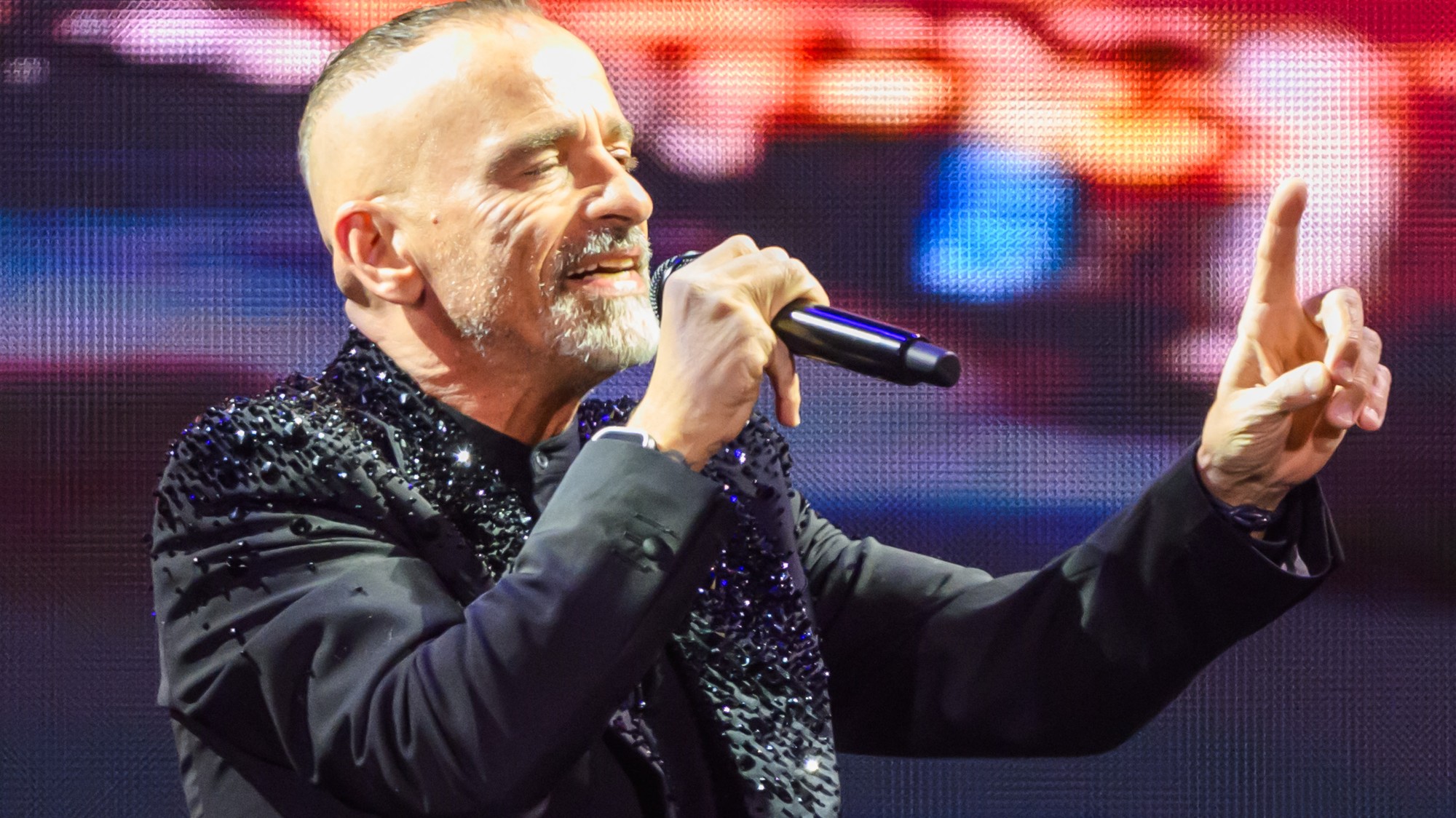 Taliansky spevák Eros Ramazzotti počas koncertu v Bratislave.