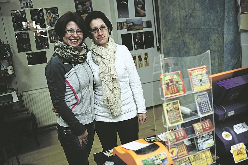 Uplatno mesto „Foto Lika“ - radnice Katarina Račić i Bojana Savić