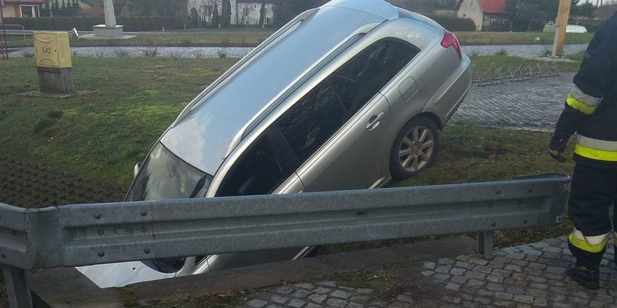 Kobieta po pijanemu wjechała do rowu. Potem chciała się schować.