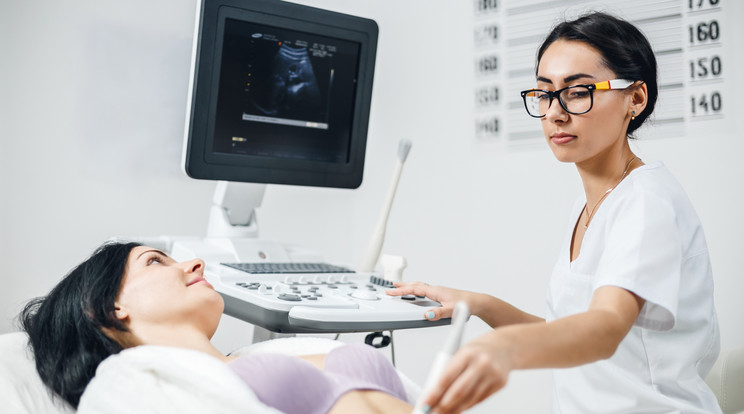 A magzat nyaki redőjének
ultrahangos vizsgálata az egyik lehetőség a korai
felismerésre /Fotó: Shutterstock
