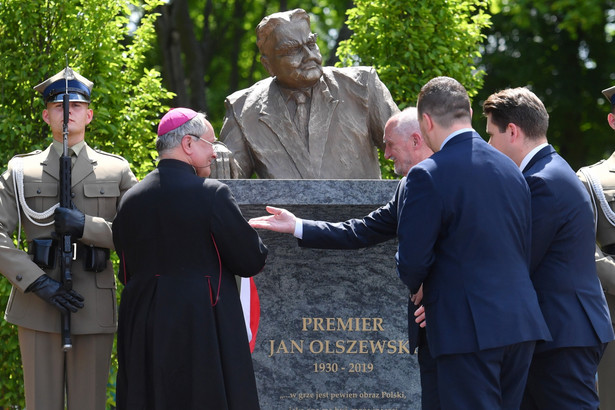 Poseł PiS Antoni Macierewicz i bp Michał Janocha podczas odsłonięcia pomnika Olszewskiego