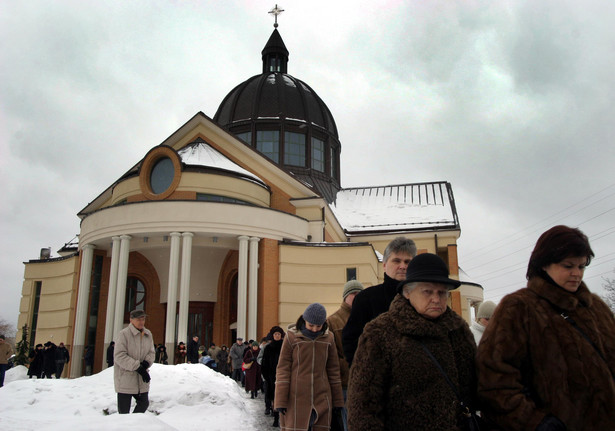 Wierni po mszy opuszczają kościół na warszawskiej Sadybie. fot. Wojtek Rzazewski