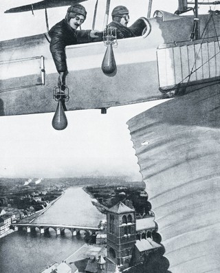 Marzenie o broni ostatecznej. „Już nie żyjesz. Historia bombardowań” [RECENZJA]