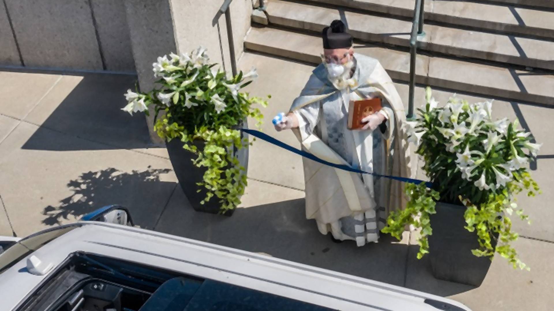 Katolički sveštenik blagosiljao vernike iz pištolja sa svetom vodicom - i postao mima