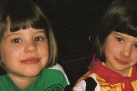 Bliznakinje PLIVALE, kad su iz vode izronile NJEGOVE OČI i samo su se čuli JEZIVI KRICI I VRISCI: Za to što je jedna u tom hororu uradila, KRALJ ČARLS DAO ODLIKOVANJE