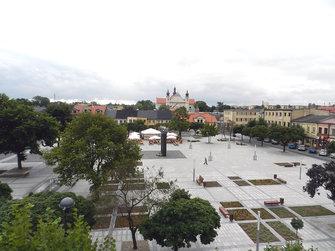 <b>Łask - Plac 11 Listopada</b>
<br></br>
Nagroda w kategorii: rewitalizowana miejska przestrzeń publiczna
<br></br>