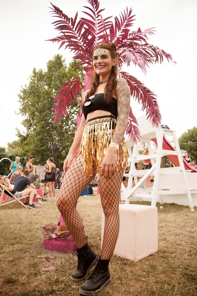 Bethany (24) - A middlesbrough-i lány építésznek tanul a helyi egyetemen, épp az utolsó évére készül, és ha sikeresen befejezi az egyetemet, akkor belsőépítészettel szeretne foglalkozni. Van egy kisfia is, és ha vége van a fesztiválnak, akkor pár napot még eltöltenek Budapesten.