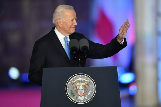 Prezydent USA Joe Biden przemawia na Placu Zamkowym w Warszawie