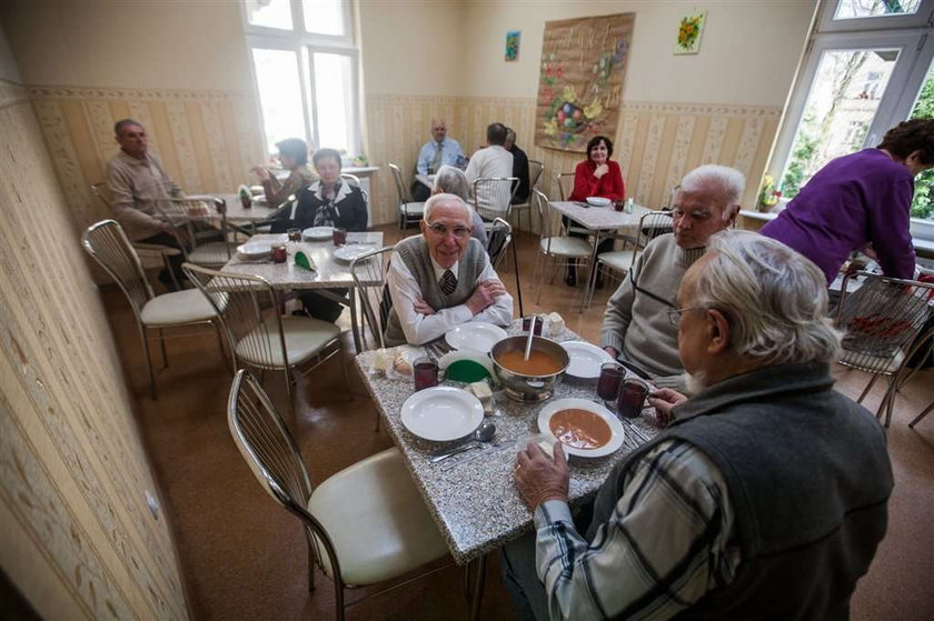 Miasto oszczędza na seniorach