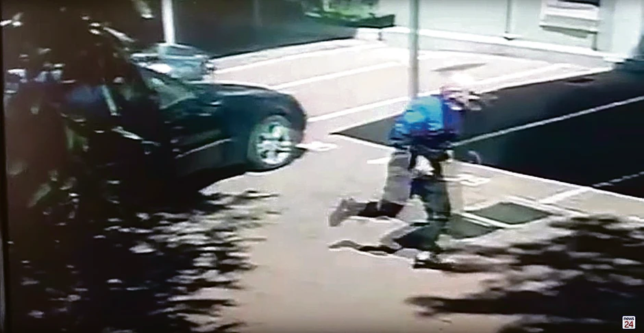 Ovo je snimak sa kamera na kome se vidi kako Ivan Đorđević pokušava da pobegne ubici koji ga juri automatskom puškom po naselju