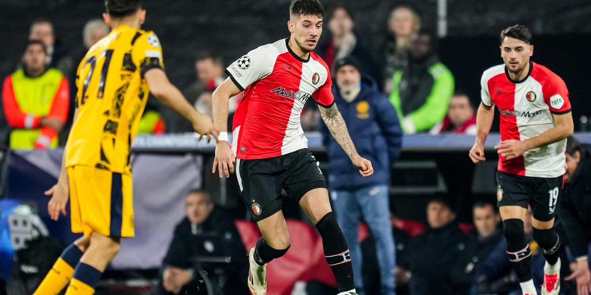 Jakub Moder (przy piłce) był jednym z niewielu piłkarzy Feyenoordu, którego holenderskie media pochwaliły za pierwszy mecz z Interem.