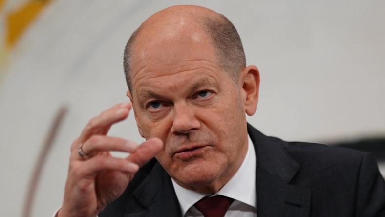 Zakaz samochodów spalinowych w 2035 roku? Olaf Scholz chce rozmawiać z Mateuszem Morawieckim