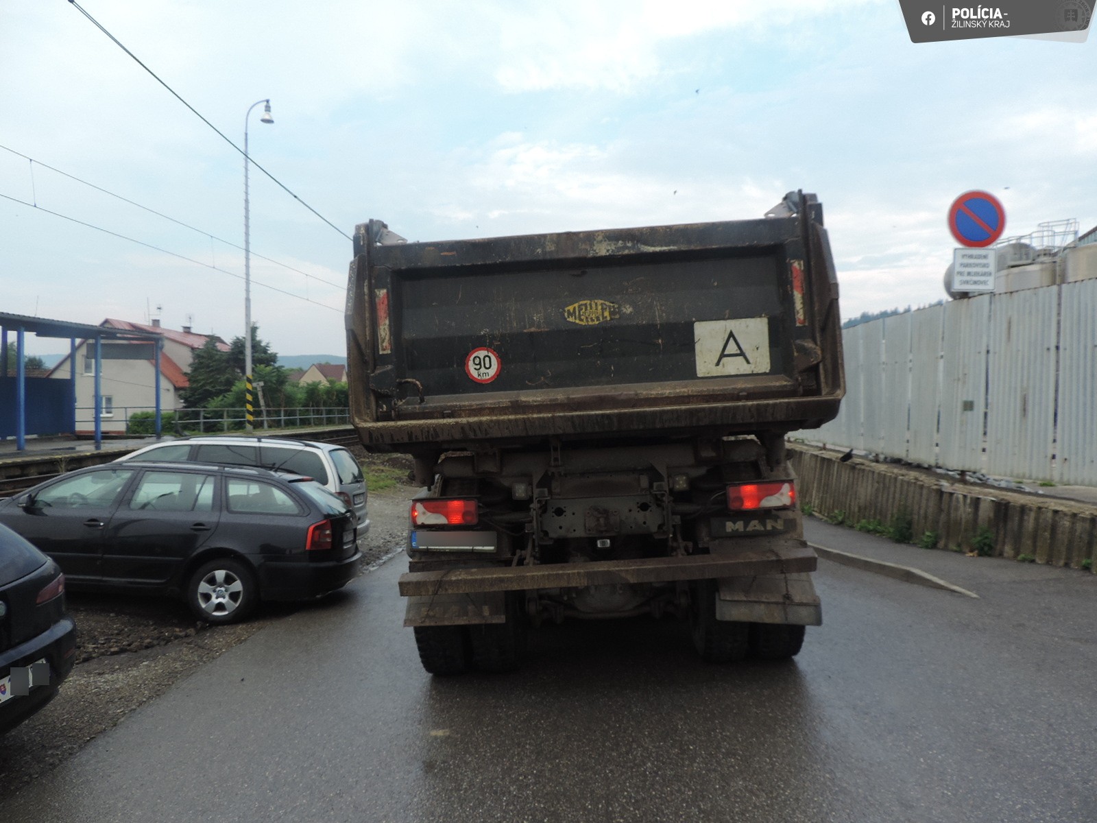 Nákladné vozidlo vo Svrčinovci zrazilo chlapca.