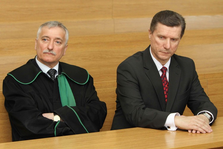 <b>Czesław Małkowski (po prawej)</b>
<br>
<br>
O molestowanie seksualne swoich pracownic i zgwałcenie jednej z nich (do gwałtu miało dojść, kiedy kobieta była w ciąży) został oskarżony były prezydent Olsztyna - Czesław Małkowski. W listopadzie 2008 roku w wyniku referendum stracił stanowisko.