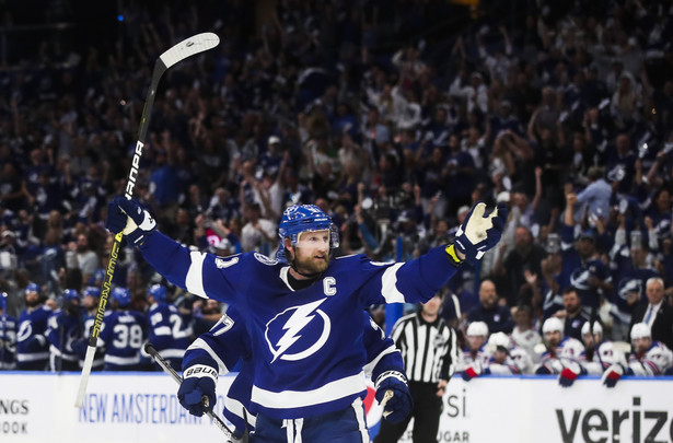 Radość Stevena Stamkosa, kapitana drużyny Tampa Bay Lightning