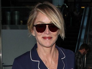 Sharon Stone egy pizsamában flangált a repülőtéren