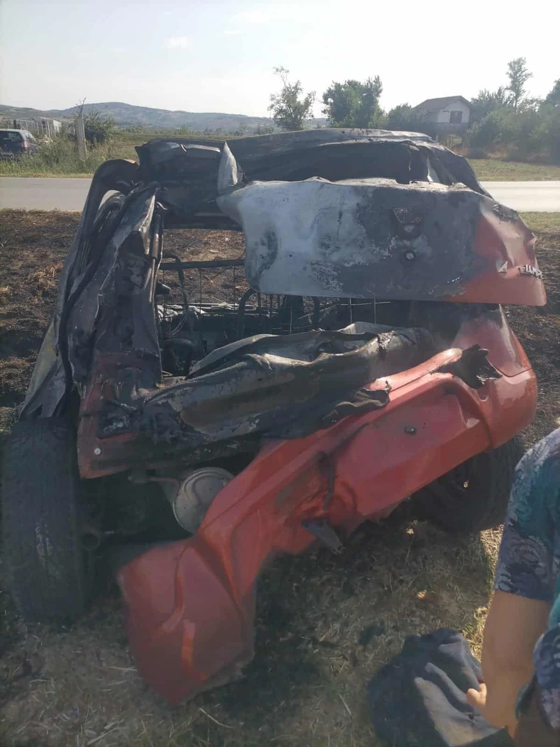 Auto je potpuno smrskan