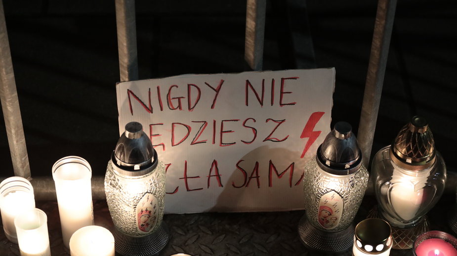 Protest pod TK w Warszawie po śmierci ciężarnej 37-latki Agnieszki T. w Częstochowie