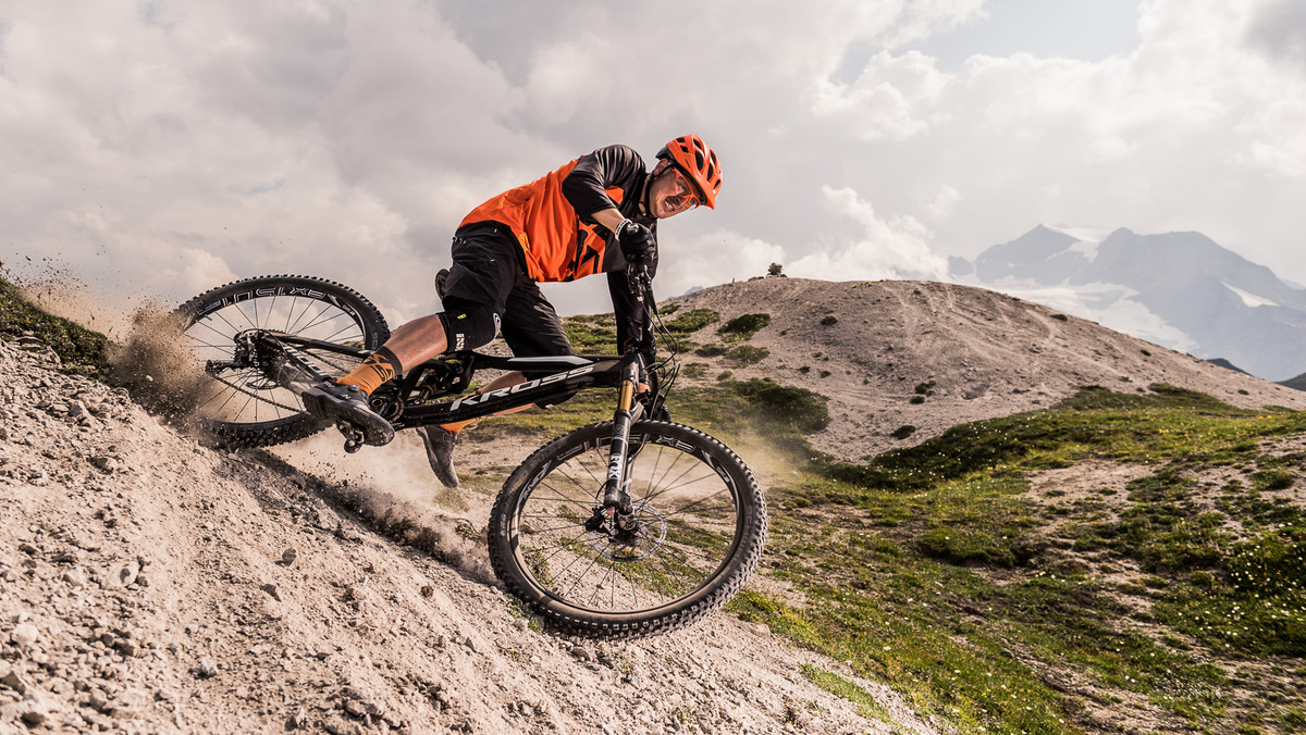 Endurance i endorfiny. Leśne ścieżki, góry oraz bliskość natury. Sprzęt, który musi być wytrzymały i niezawodny. Adrenalina, pragnienie eksploracji, przygody. W skrócie: enduro.