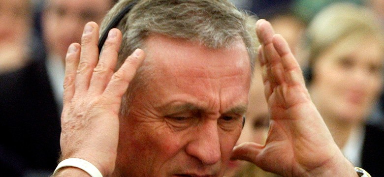 Armia kupiła wozy bojowe, premier dostał 18 mln euro "prowizji"