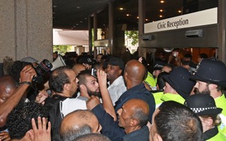 Londyn po pożarze wieżowca: Protestujący szturmują siedzibę władz dzielnicy