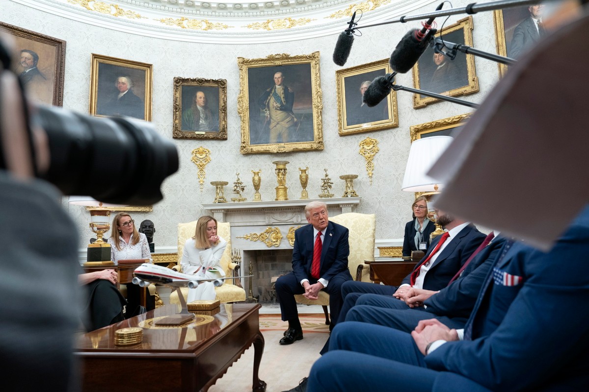 Giorgia Meloni jako pierwsza liderka kraju z Unii Europejskiej odwiedziła prezydenta Stanów Zjednoczonych od czasu ogłoszenia przez niego nowych ceł na produkty z UE, które zostały następnie zawieszone na 90 dni.