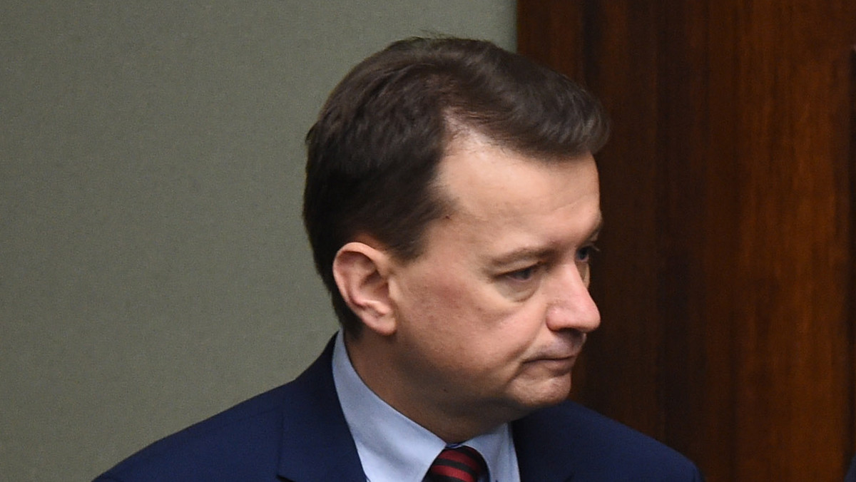 Mariusz Błaszczak ma zostać przesłuchany w szczecińskim sądzie w sprawie korupcji, jednak w Szczecinie go dzisiaj zabraknie - informuje "Gazeta Wyborcza". Powodem nieobecności oficjalnie jest "wyjazd służbowy".