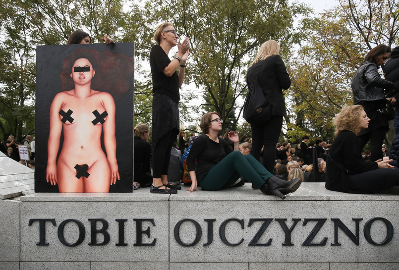 Manifestacja zorganizowana przez inicjatywę "Ratujmy kobiety" przed Sejmem.